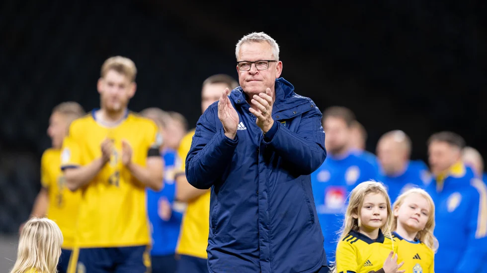 Tack och adjö. Janne Andersson, här tillsammans med bland annat barnbarnen på Friends arena efter 2-0-segern mot Estland, lämnar förbundskaptensjobbet. Vad som händer härnäst är osäkert.