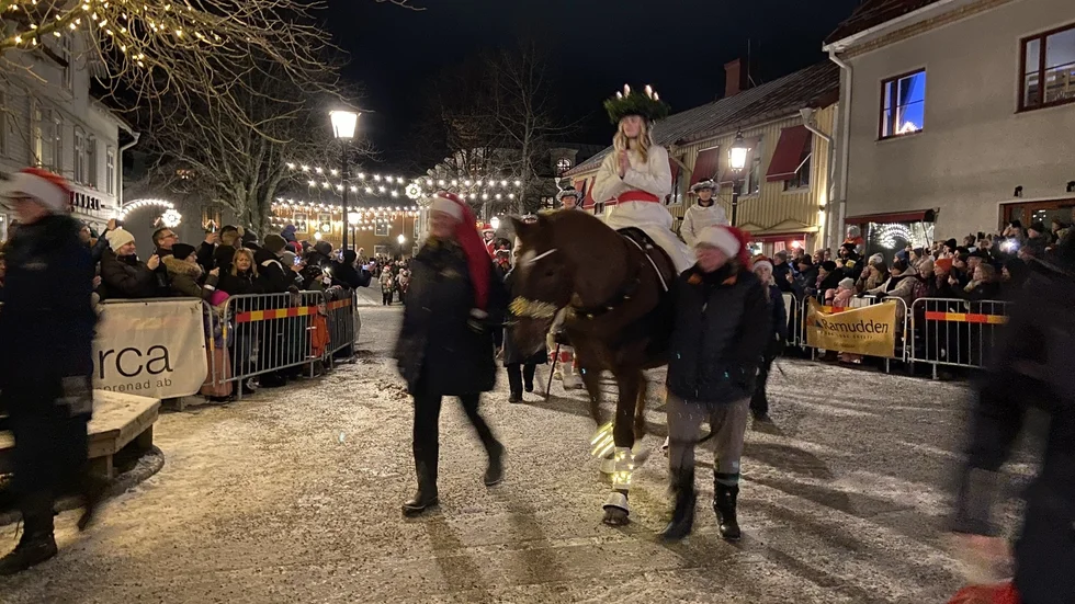 Här kommer lucian ridandes på torget i Trosa.