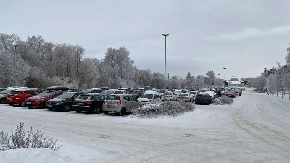 Pendlare är utan val i Enköping, enligt insändarskribenten: Det är bara att betala.