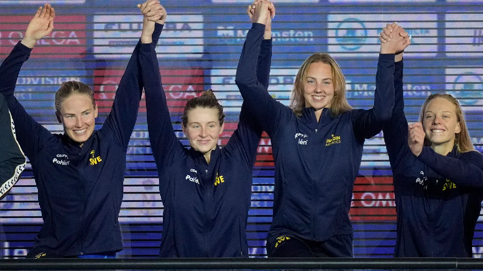 Guldkvartetten Michelle Coleman, Sophie Hansson, Sara Junevik och Louise Hansson jublar på prispallen.