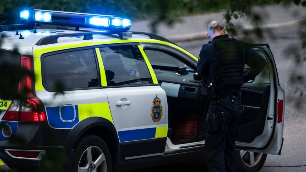 En man rånades på väg från en fest i onsdags natt, enligt en anmälan.