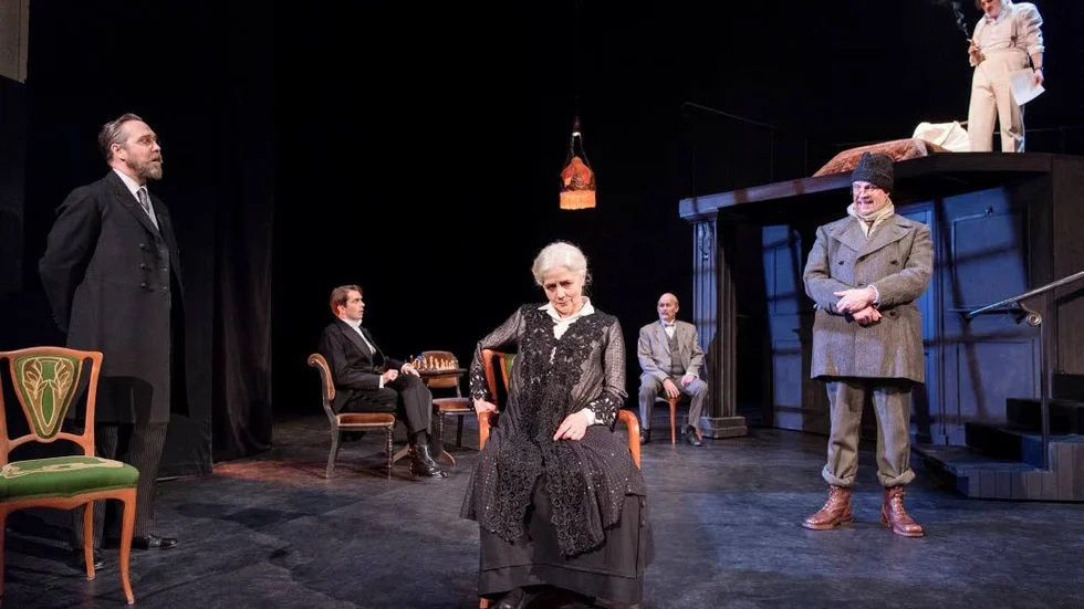 Ensembledrama. Farmor är den starka centralgestalten. I rollerna Jesper Barkselius, Mattias Malmros, Marika Lagercrantz, Sven Angleflod och Patrik Voight. Högst upp Martin Waerme.