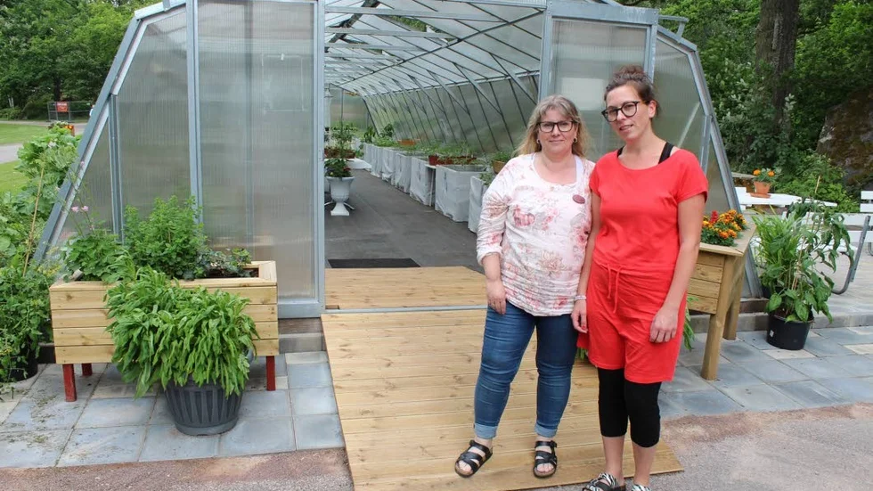 Åsa Johansson, enhetschef och Sofia Johansson är nöjda med att Ängens dagcenter ska flytta till Klockaregårdsängen. Här kan deltagarna hjälpa till med praktiska göromål, till exempel i växthuset.