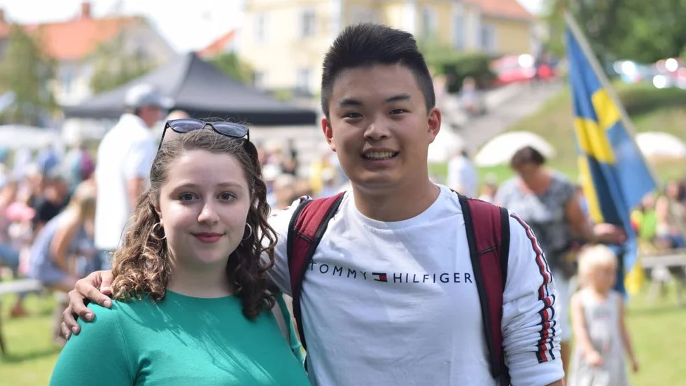 Isabella Unger, 19 och Nathaniel Zhu, 22 besöker invigningen av Amerikaveckan i Kisa.