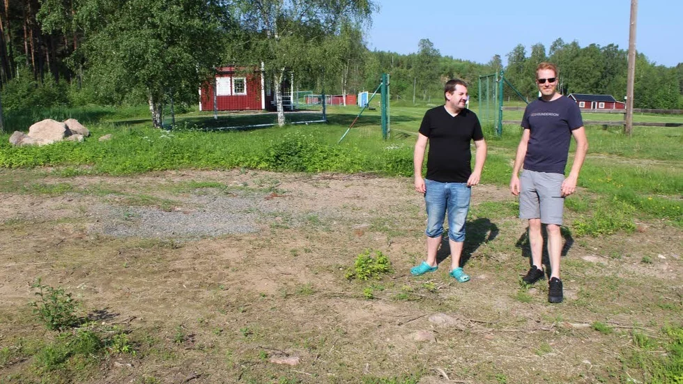 Ordförande Gunnar Nordqvist och byalagets projektledare Anders Svensson vid Ingemarsvallen där man planerar att bygga utegym, hundrastgård och lekplats.