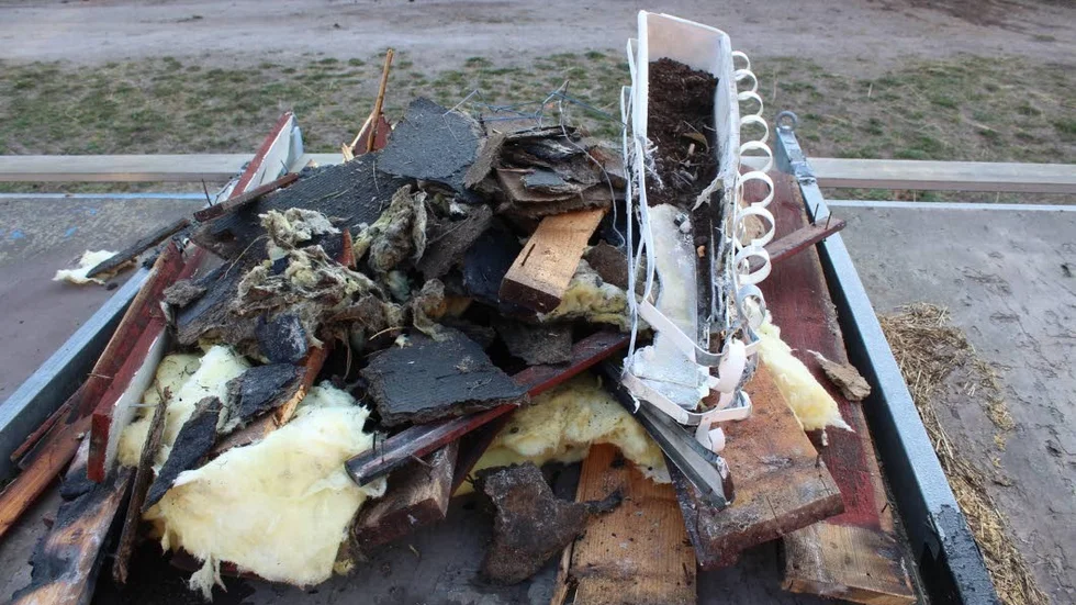 Branden misstänks ha börjat i en blomlåda som satt på stallväggen