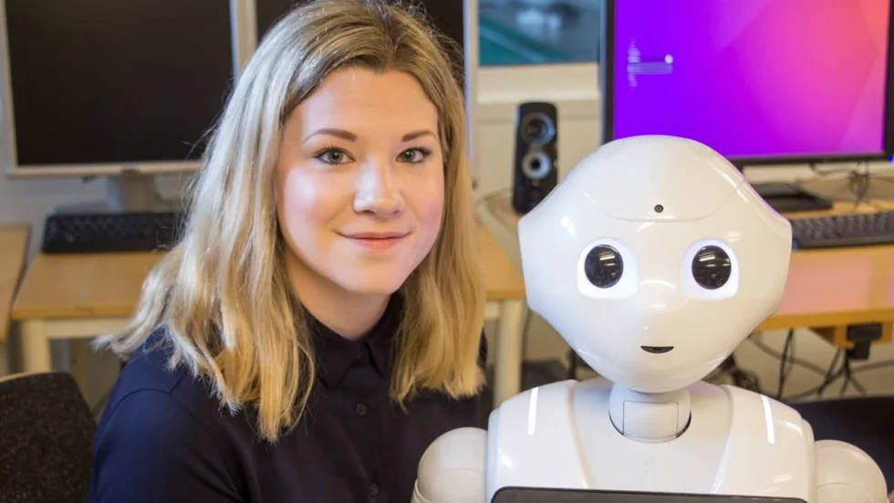 Robotforskaren Sofia Thunberg med Pepper, en människoliknande servicerobot som tillhör Linköpings universitet.
