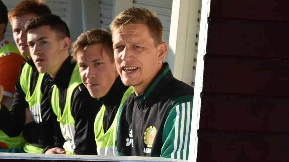 Jerker Einarsson har fått lämna sin post som huvudtränare för Hultsfreds FK efter den svaga vårsäsongen.