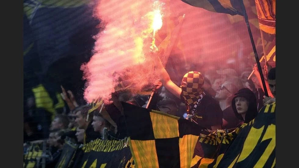 AIK-fansen med bengaler under söndagens fotbollsmatch mellan AIK och Hammarby IF på Friends Arena. AIK vann med 2–0.