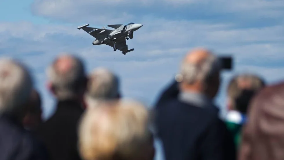 Saab köper aktier till ett värde av 425 miljoner kronor.