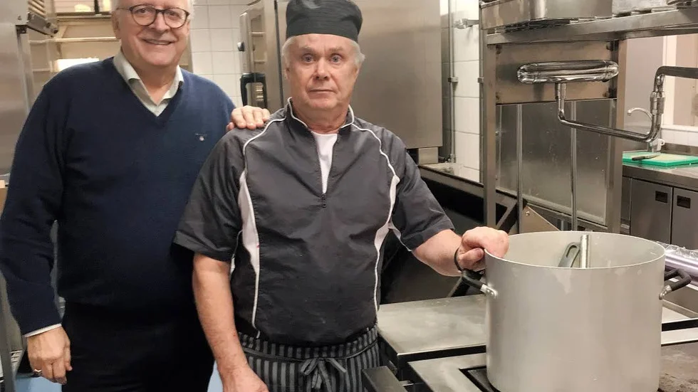 Svårigheten att hitta kockar och serveringspersonal är ett allvarligt hot mot branschen, anser Micael Glennfalk, t.v. vd för Bjrökbacken. På bilden tillsammans med arrendator Kjell Karlsson som driver restaurangen på anläggningen.