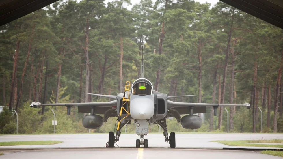 Det finns bättre sätt att försvara Sverige än att satsa miljarder på att militären, menar insändarskribenterna.
