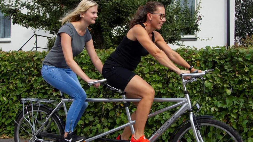 "Tandemcykeln har varit med många år. Den är tung, men det funkar.", berättar Sophie.