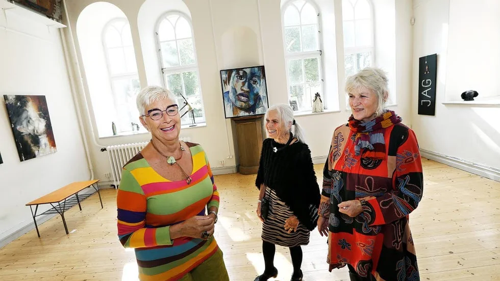 Förbereder vernissaget gör Lena Linde, Irene Annerud och Kerstin Grönvall.