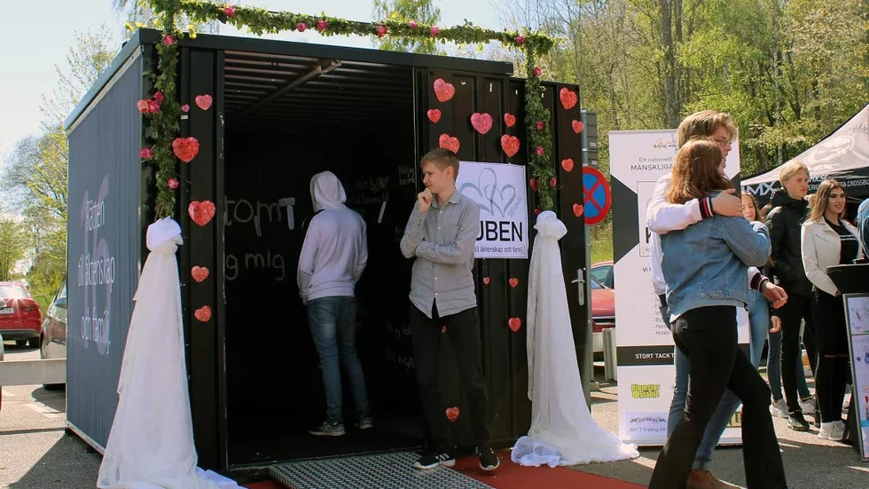 Så här såg det ut när årets kub invigdes vid Platengymnasiet i maj.  Snart visas den i Kungsträdgården i Stockholm.