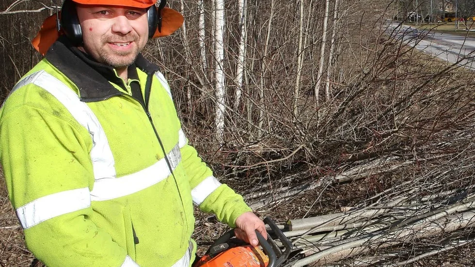 Johan Tildemyr gläds över att kommunen återigen tagit över bollen att bygga en gång- och cykelväg i Gullringen, som han själv valde att ta i egna händer för ett par veckor sedan.