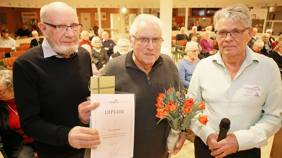 Sune Ankarberg i mitten lämnade styrelsen för Villaägarna Vimmerbyorten och hedrades med en guldnål. T.v Sture Andersson och t.h ordföranden Sören Nordén.