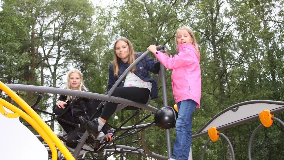 För ett år sedan. Alice, Stella och Melissa premiärtestade den nya lekplatsen under Trehörnadagen förra året.