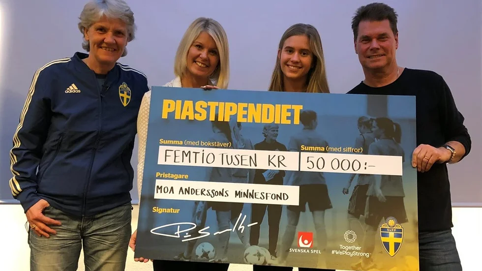I mars delade damlandslagets tidigare förbundskapten Pia Sundhage ut sitt första stipendium, som gick till Moas Minnesfond. På bilden Moas mamma Carin Närklin Andersson, lillasyster Mimmi Andersson och pappa Kent Andersson som hämtade stipendiet i Stockholm.