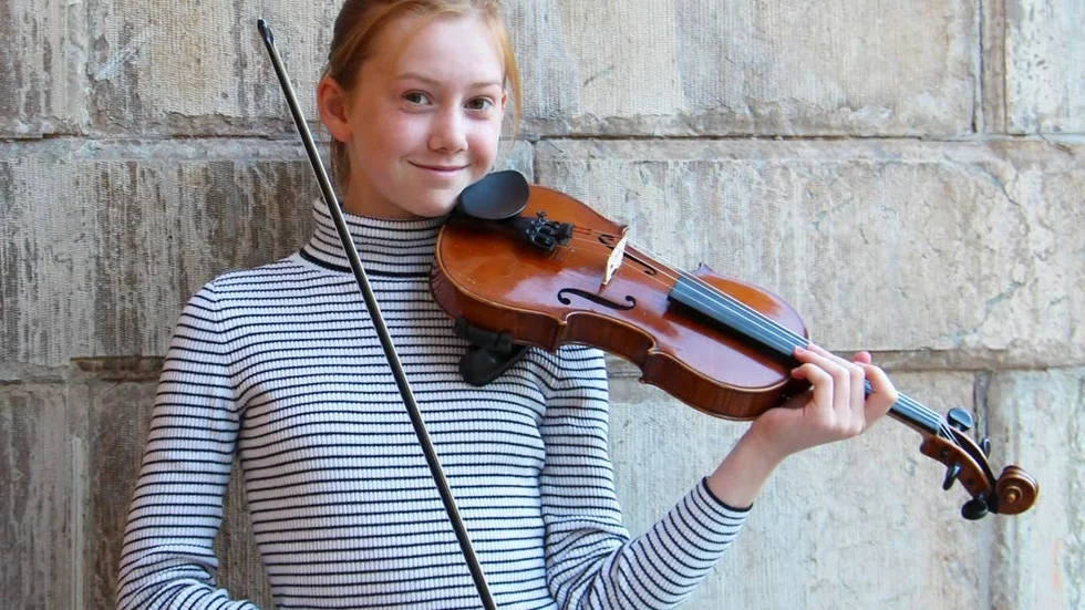 Lovisa Lövkvist spelar fiol och piano. Nu har hon fått Linköpingsmusikernas musikstipendium på 5000 kronor.
