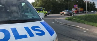 MC körde in i bil – en till sjukhus