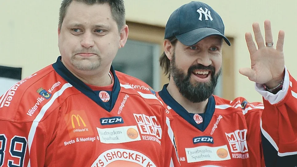 STANNAR KVAR. Mattias Karlin har skrivit på för ytterligare två säsonger med Västerviks IK. Och även assisterande tränaren Ragnar Karlsson vinkar för en fortsättning. Foto: Mikael Kindman
