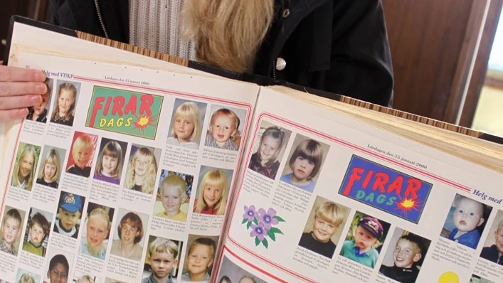 "Där är jag, i rödrutig klänning". Elsa Svensson tar en titt i Vimmerby Tidning, januari 2000, där hon och andra nya 00:or presenteras under vinjetten "Välkommen till världen".