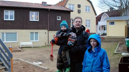 Nils-Erik Petersson har haft barnen Atle och Nils på Bullerbyn i tio år.