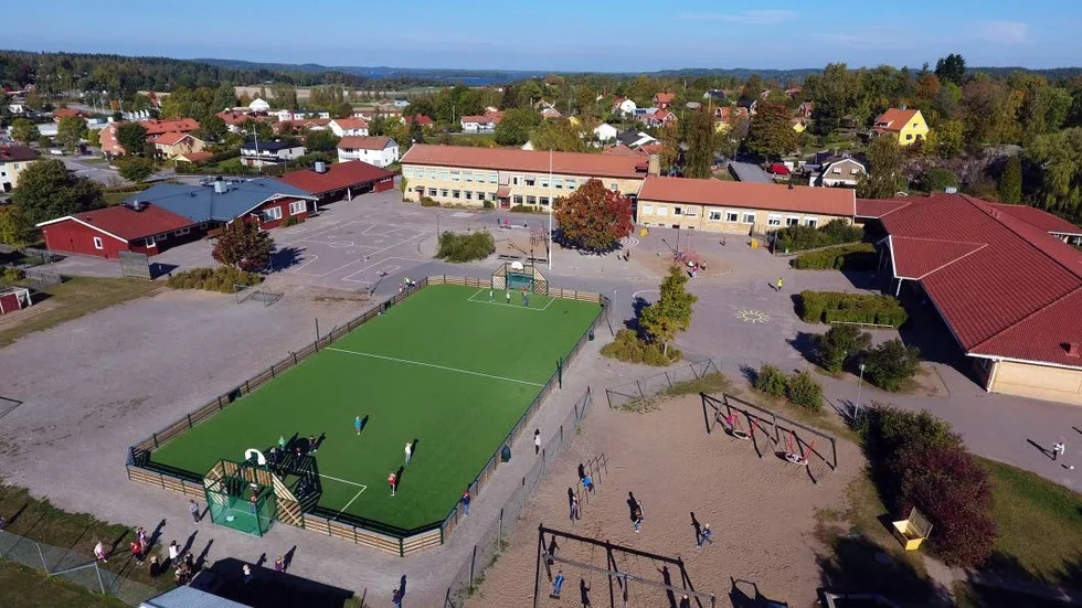Ytor. Skolgården ska ge plats för nya lokaler. Utan att tränga ut den relativt nyanlagda planen för lek och spel.