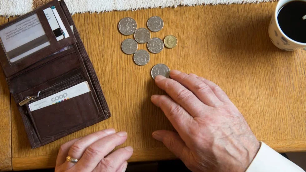 Antalet personer som söker hjälp med skuldsanering minskar, visar färska siffror.
