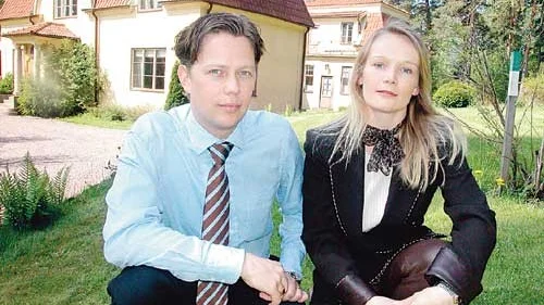 En fyra år gammal dröm gick i uppfyllelse för Cecilia Kvistborg Ekelund och Jerker Ekelund när de köpte herrgården i Silverdalen. På bilden också Ulla Andersson.