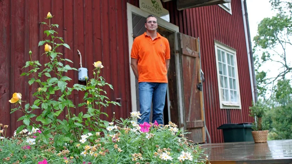 Tar över. Douglas Wedenberg tar över som ordförande för Moderaterna i Åtvidaberg. Här på trappan till företaget Garden Girl, som under fjolåret flyttade från Björsäter till Norrköping.