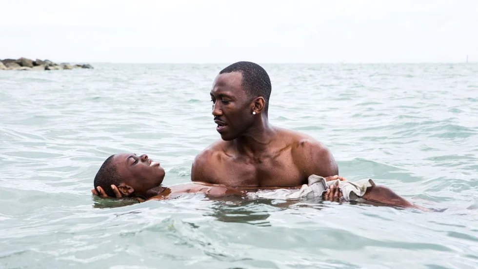 Den mobbade pojken Little (Alex Hibbert) hittar en oväntad skyddsängel i langaren Juan (Mahershala Ali) i Barry Jenkins flerfaldigt Oscarsnominerade "Moonlight".