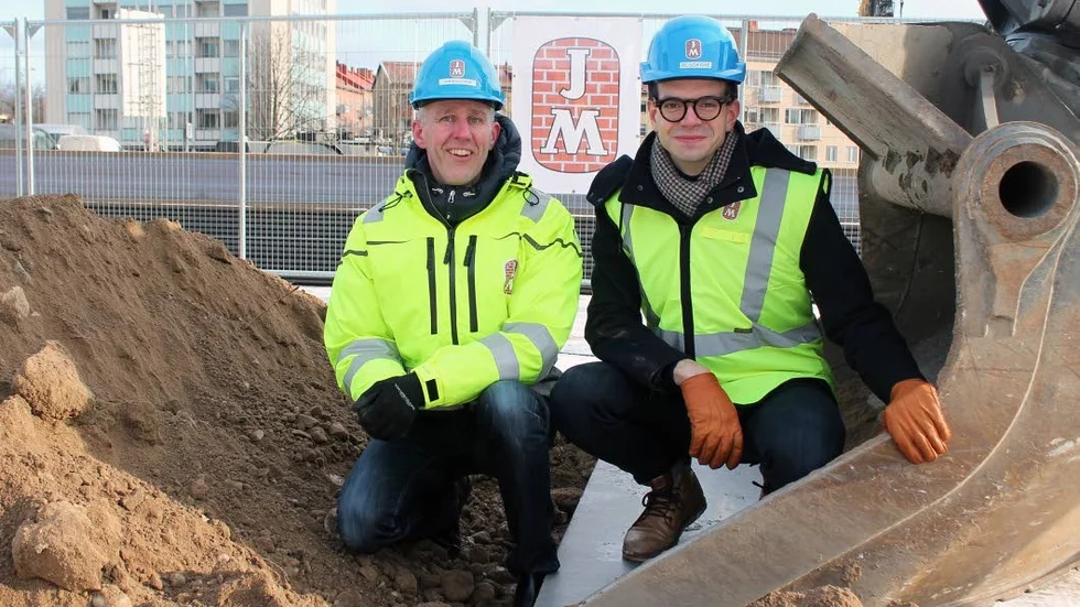En hel skopa för att klargöra att bygget av nya bostadsrätter vid gamla brandstationen är på gång. JM:s projektledare Joakim Ahlström, till vänster, tog plats bredvid Elias Aguirre.