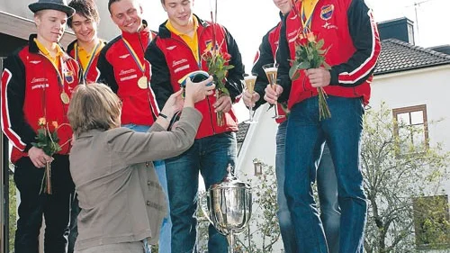 Kommunalrådet Inga Arnell-Lindgren gratulerade Ydres medaljörer i dragkamps-VM. Fr v Anton Ydrestrand, Jesper Henning, Weine Gustavsson, Viktor Jonsson, Christian Palm och Kent Axelsson.