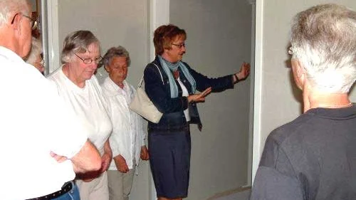 Utvecklingsledare Kicki Zentio visade hur badrummen kommer att se ut när rummen blir klara.