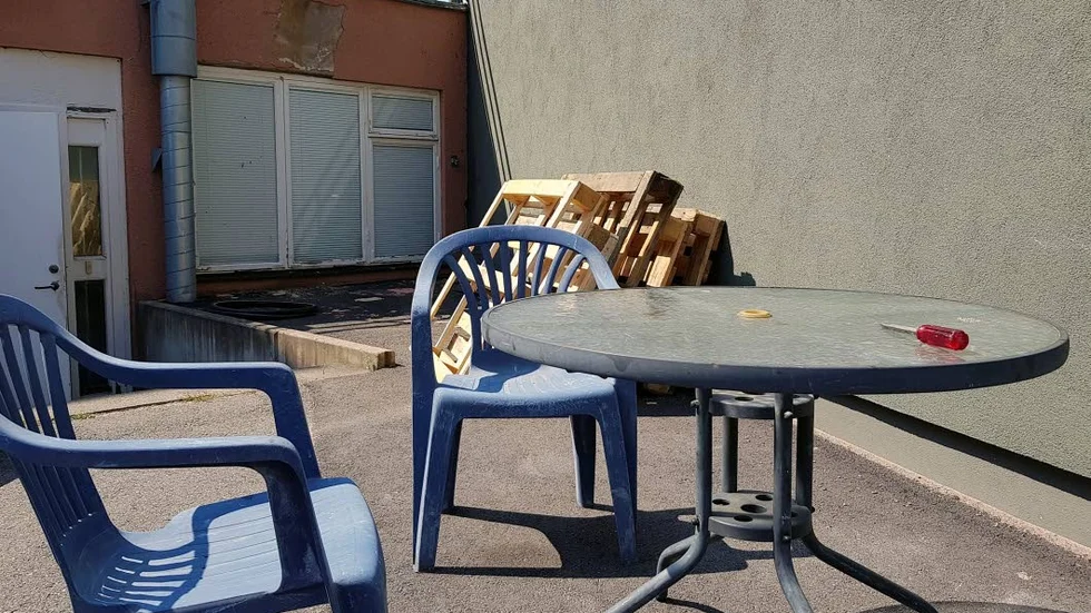 Tjuvarna lämnade skruvmejslar och diverse andra brottsverktyg efter sig.