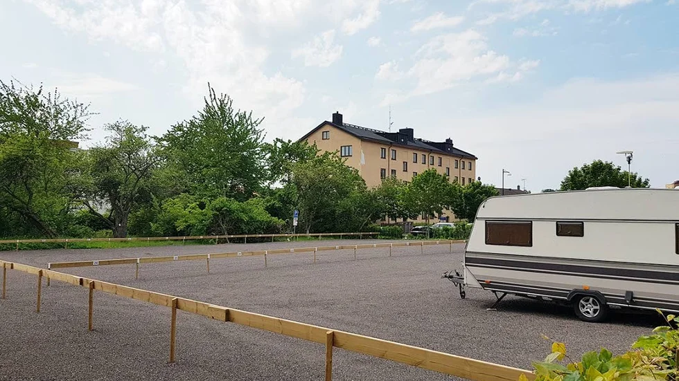 Länsstyrelsen upphäver Motala kommuns bygglov för den privata parkeringsplaten i hörnet Bispmotalagatan-Nedre Borgmästaregatan i Gamla stan.