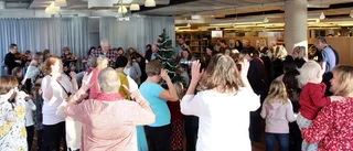 Julgransplundring drog fullt hus