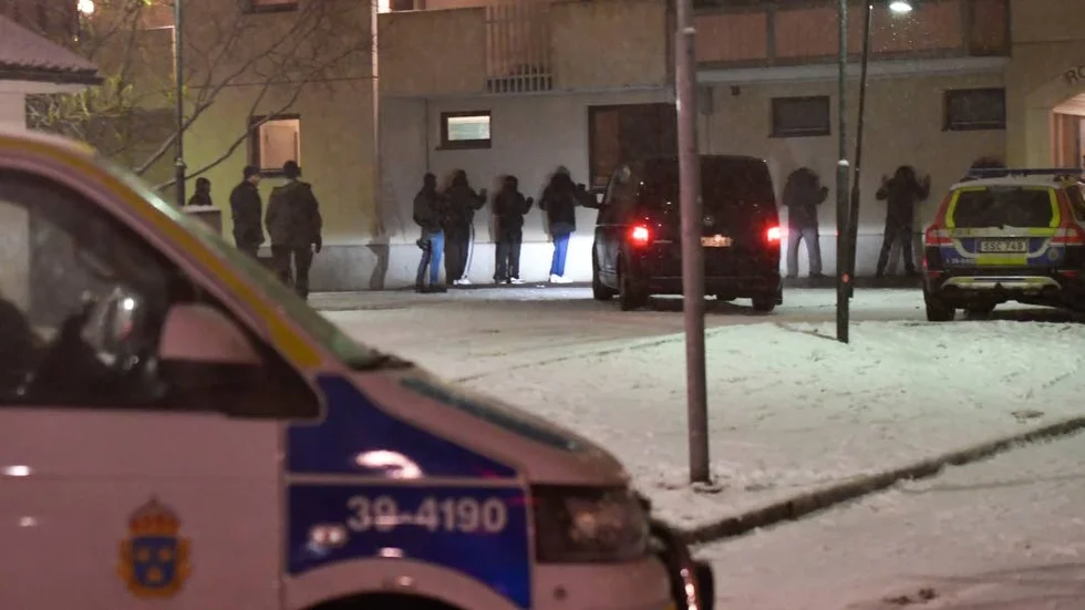 Polisen visiterar människor efter dödsskjutningen i Enskede i Stockholm.