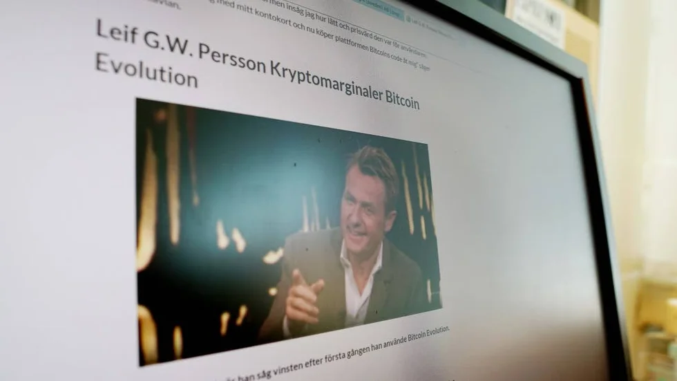 Bedragarna utnyttjar kändisar som Leif GW Persson och Fredrik Skavlan i sina annonser. Polisen har sett att samma upplägg, med andra kändisar, används utomlands.