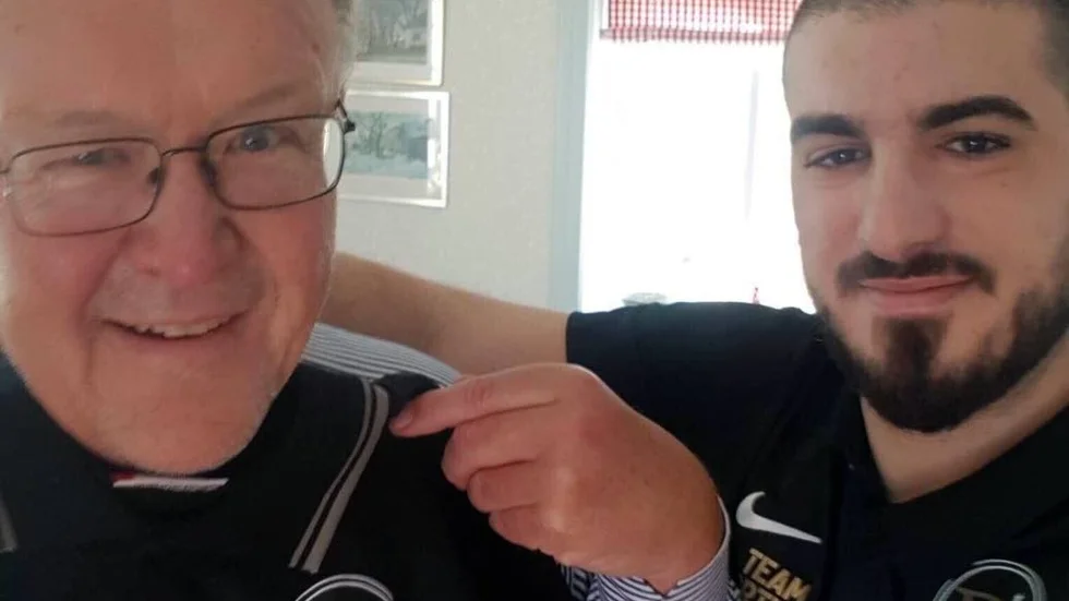 Förre statsministern Göran Persson diskuterar integration med Dribbla Uniteds ledare Elias Hanna och Persson stöttar Motalalagets projekt. "Alla ska vara med", hälsar Göran Persson efter mötet.