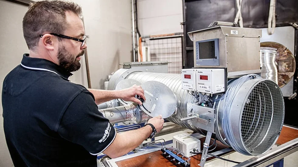 Provtagning av ventilationsutrustning vid Rasch.