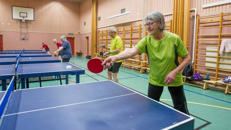 Märta Berggren menar att hennes val att börja spela bordtennis bara haft positiva effekter för hennes välmående. Vadstena bordtennisveteraner blir allt fler.