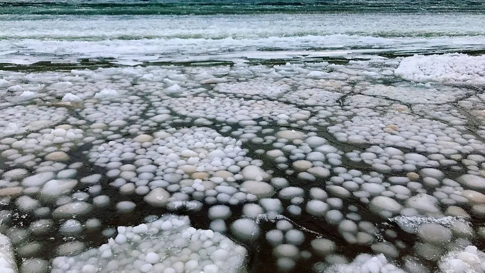 Isbollar funna i Vättern, norra Varamon.