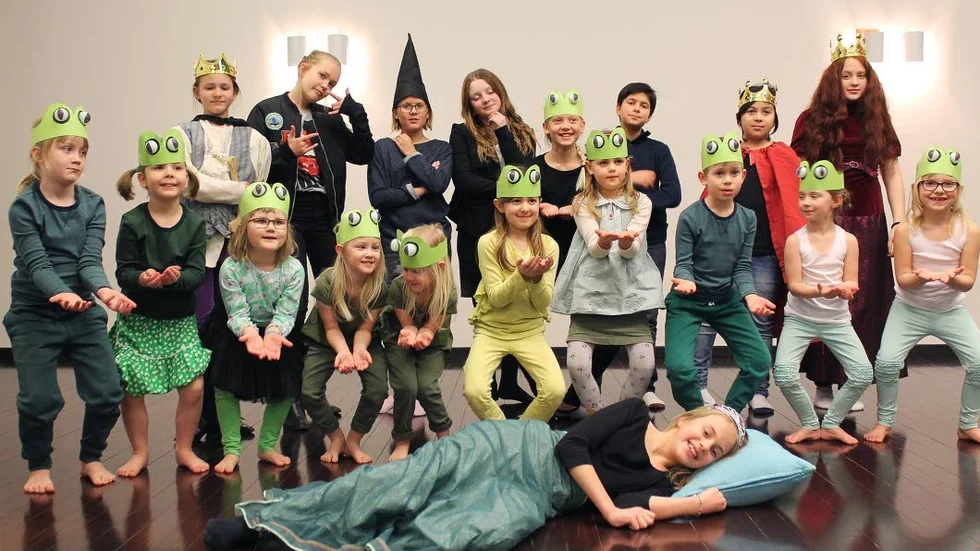 Teatergrupp. Drygt 170 barn kommer att medverka i föreställningen "Törnrosa" på Motala convention centre i helgen.