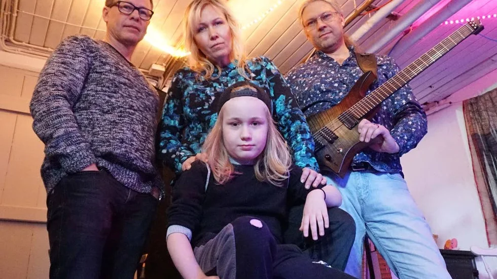 Gillar att skapa. Bakre raden  fr v Nils-Eric "Nisse" Bülow, trummor, Pethra Nordlind-Andersson, sång och gitarr och Fredrik Andersson, gitarr utgör tre fjärdedelar av Aeriel Core. På bilden saknas basisten Conny Christiansson. Längst fram "maskoten" Alfred Nordlind.