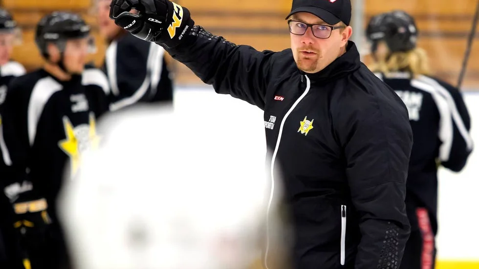 REVANSCH. Maifs tränare Jimmy Komulainen hoppas på seger borta mot Alvesta på söndagen. Två lag på samma hållplats.
