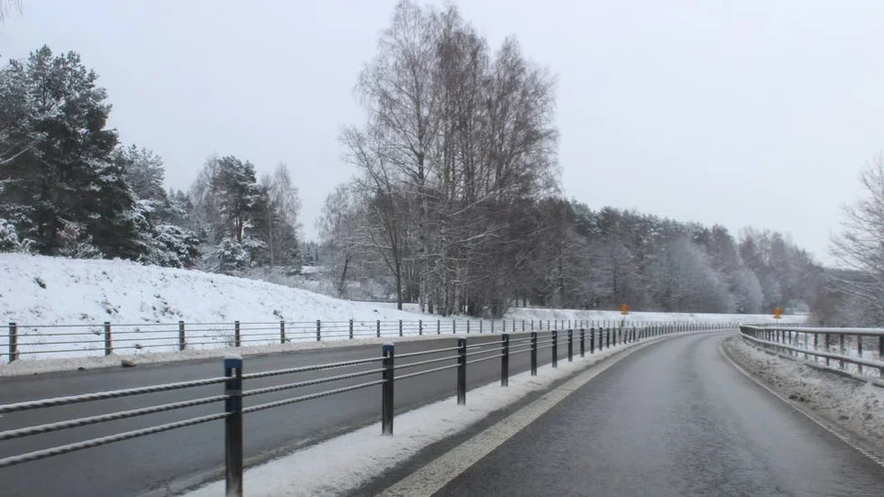 Mitträcke. Olyckan skedde i södergående riktning och mitträcket skadades. Vägen är smal och det blev långa köer efter olyckan.