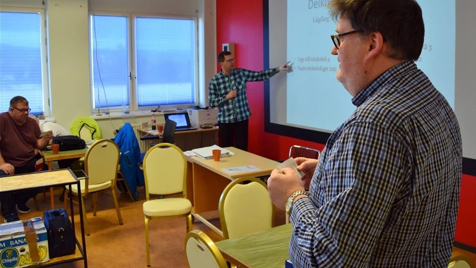 Kent Hidsjö, närmast kameran, och Tony Lindblom leder nybörjarkursen. I bild syns också Jonas Hjelte, en erfaren spelare inom Kisa Bridgesällskap. Foto: Morgan Karlsson